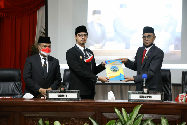 Walikota Bukittinggi Erman Safar sampaikan hantaran Raperda tentang Penyertaan Modal Daerah ke dalam Modal Perusahaan Perseroan Daerah BPR Syariah Jam Gadang Bukittinggi.