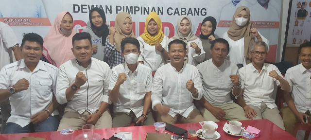 Pengurus dan Kader Partai Gerindra Kota Padang Panjang, Minggu (1/8) malam, poto bareng usai rapat konsultadi di kantor mereka Silaing Bawah.