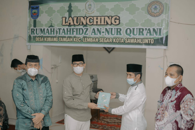 Walikota Sawahlunto Deri Asta menghadiri peresmian Rumah Tahfidz An-Nur Qurani itu sambil menyerahkan bantuan Alquran dari Pemko Sawahlunto.