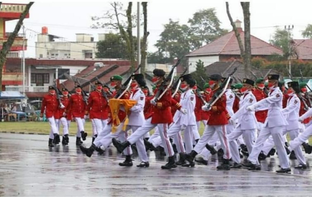 Meski diguyur hujan, Paskibra tetap bersemangat melaksanakan uoacara penurunan sang Merah Putih di Bukittinggi