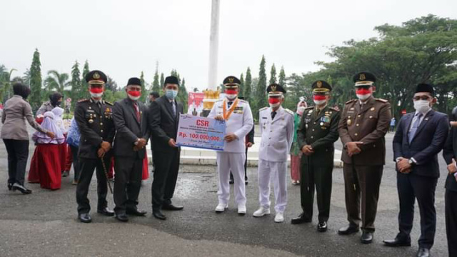 Kepala Cabang Bank Nagari Pulau Punjung Reinaldo, saat menyerahkan CSR pendidikan secara simbolis kepada Bupati Dharmasraya Sutan Riska Tuanku Kerajaan