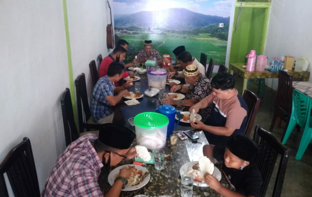 Suasana keakraban tampak nyata, saat berlangsungnya kegiatan Jumat barokah oleh pengurus PWI Dharmasraya bersama tokoh masyarakat