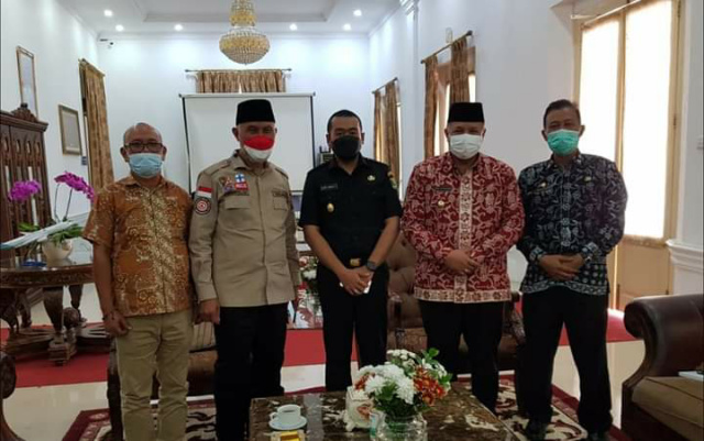 Walikota Solok Zul Elfian Umar saat beraudensi dengan gubernur dan wakil gubernur