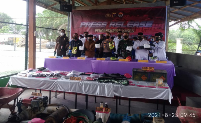 Kapolres Dharmasraya AKBP Anggun Cahyono, didampingi Forkopimda memperlihatkan barang Bukti Narkotika jenis Sabu sebelum dimusnahkan