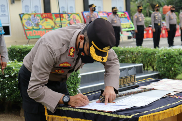 Upacara serah terima jabatan perwira Polres Dharmasraya