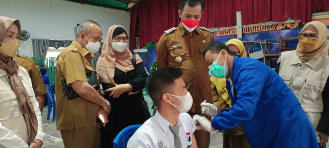 Walikota Bukittinggi Erman Safar tinjau pelaksanaan vaksinasi di SMA 1 Bukittinggi
