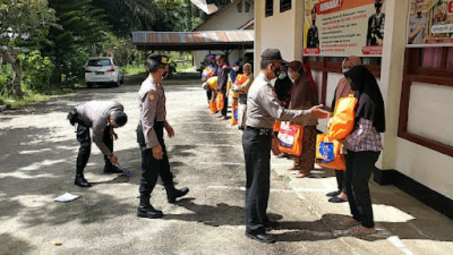 Jajaran Polres Bukittinggi salurkan Bansos Bagi Masyarakat dan UMKM Terdampak PPKM di wilayah hukum Polres Bukittinggi
