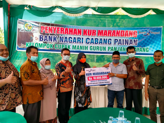 Puncuran MaRanDabg dengan penyerahan secara simbolis pinjaman pembiayaan kepada anggota Kelompok Tani Peternak Cupak Manih, Gurun Panjang oleh Asisten II Mimi Riarty Zainul kepada ketua Kelompok Yuli Indrawandi.