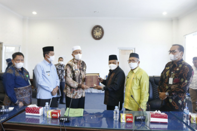Bupati Pasaman Barat terima cenderamata dari Wawako Sawahlunto 