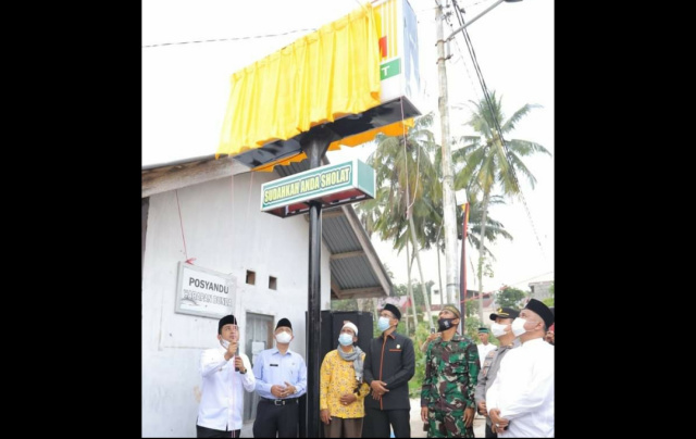 Wakil Walikota Ramadhani tengah membuka selubung papan nama Madjid Nurul Islam.