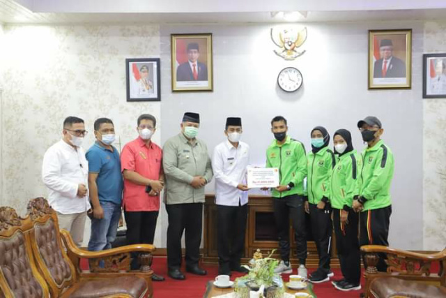 Walikota Solok Zul Elfian Umar bersama Wakil Walikota Solok Ramadhani Kirana Putra lepas 6 atlet Kota Solok ke PON XX Papua
