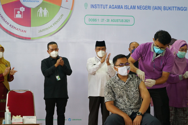 Wakil Wali Kota Bukittinggi Marfendi hadiri kegiatan vaksinasi Covid 19 yang diselenggarakan Badan Penyelenggara Jaminan Sosial (BPJS) Ketenagakerjaan kepada sekitar 4.000 civitas Institut Agama Islam Negeri (IAIN) Bukittinggi 