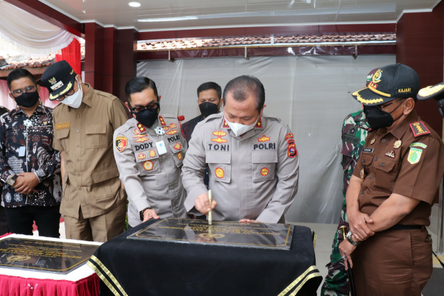 Kapolda Sumbar Irjen Pol Toni Harmanto menandatangani prasasti Renovasi Ruang Sat Reskrim Dan Ruang Humas Polres Bukittinggi