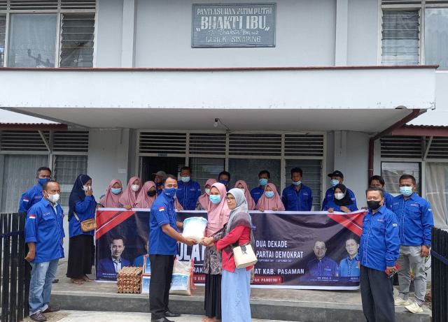 Ketua DPC Partai Demokrat Pasaman, Rudi Apriasi saat serahkan bantuan sembako