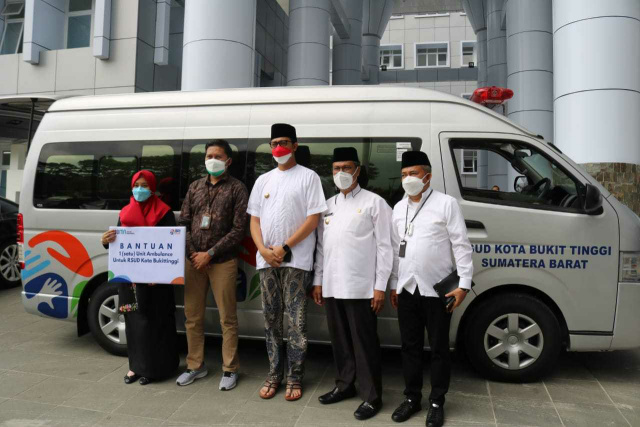 Penyerahan ambulance untuk RSUD Kota Bukittinggi dari BRI