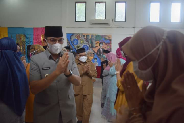 Walikota Sawahlunto Deri Asta melantik 11 orang pejabat administrator, pengawas, Kepala UPTD Puskesmas dan Kepala Sekolah di lingkungan Pemko Sawahlunto