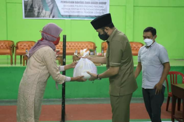 Wali Kota Padang Panjang Fadly Amran serahkan paket sembako bantuan dari Abadi Group sebanyak 1060 paket, Senin kemaren bertempat di GOR Bancah Laweh turut disaksikan CEO Abadi Group Dedi Irawan.