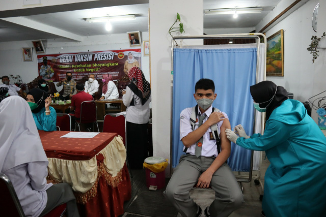 Pelajar SMA di Bukittinggi ikuti vaksinasi di Gerai Vaksi Presisi Polres Bukittinggi 