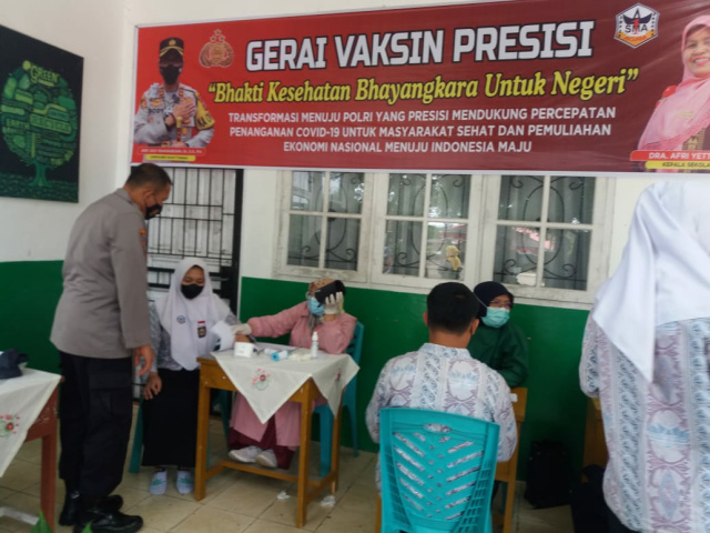 Vaksinasi pelajar di Bukittinggi