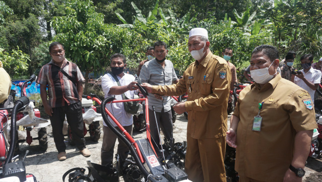 Bupati Hamsuardi Saat menyerahkan Alsintan kepada Kelompok tani