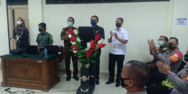 Ketua Pengadilan Negeri Batusangkar Agus Windana SH disaksikan Kajari Tanahdatar Hardijono Sidayat.SH.MH serta Kasat Reskrim Iptu Syafri melaunching program SIPEPEN.