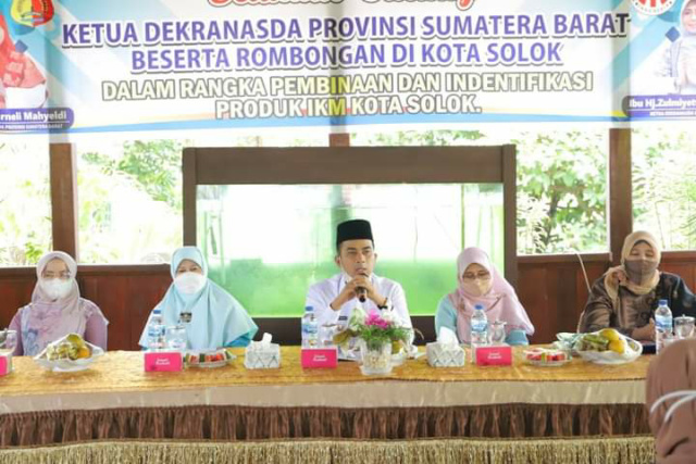 Wawako Solok Ramadhani Kirana Putra ketika sampaikan sambutan saat Ketua Dekranasda Provinsi Sumatera Barat Ny Hj Harnelli Mahyeldi kunjungi Kota Solok 