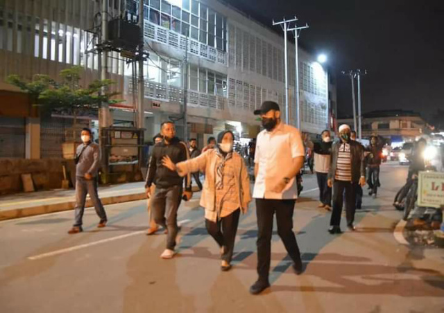 Wako Fadly Amran didampingi Kadis PUPR Welda Yusar saat meninjau pelaksanaan pembangunan pendistrian dikawasan Pasar Pusat Kota Padang Panjang, kemaren malam.