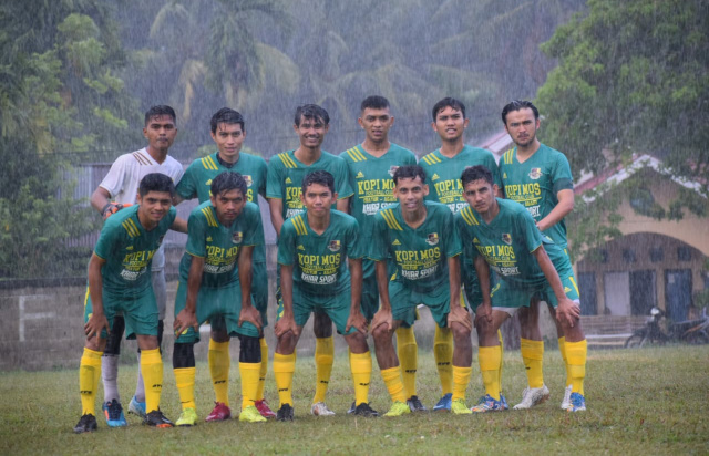 Skuad Kopi Mos FC di Taluak Cup IV