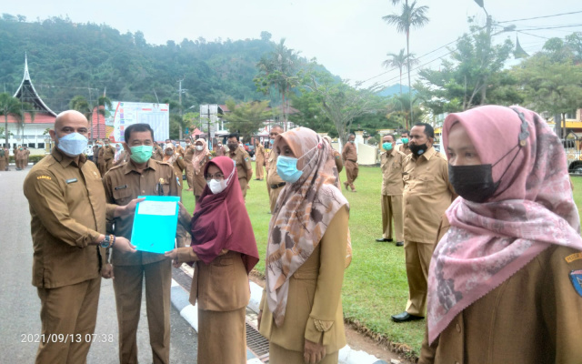 Penyerahan SK tiga guru honorer menjadi guru kontrak