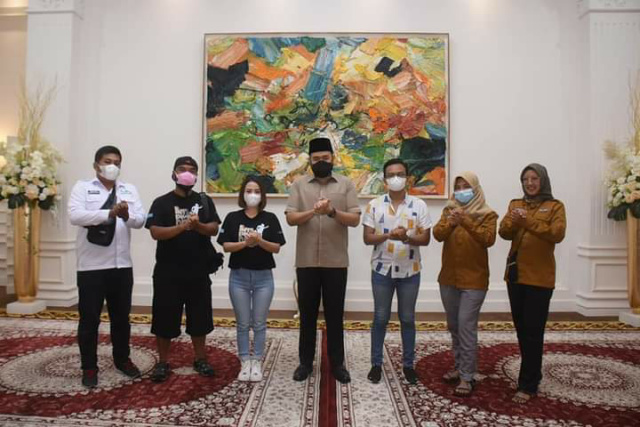 Tim PEDE sebelum pamitan dengan Wako Padang Panjang, Fadly Amran, Senin (13/9/21) siang, berkesempatan poto bareng.