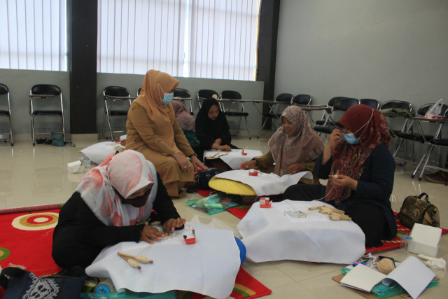 Pelatihan dan penguatan tentang rajutan rendo bangku kepada 10 pelaku IKM kerajinan dan rajutan.