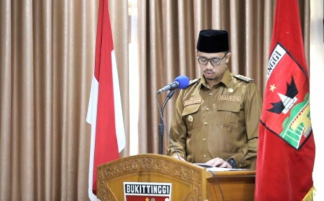 Walikota Bukittinggi Erman Safar dalam Rapat Paripurna DPRD Bukittinggi menyampaikan Hantaran Nota Keuangan Dan Rancangan Peraturan Daerah tentang Perubahan APBD Tahun 2021