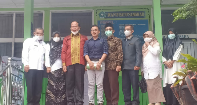 Kepsek MAN2 Sabrimen foto bersama tim asesor BAN S/M.