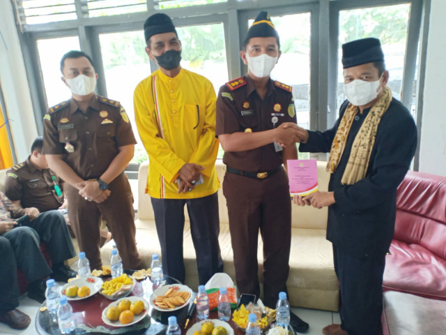 Ketua LKAAM Sijunjung, menyerahkan AD/ART LKAAM kepada Kajari Sijunjung
