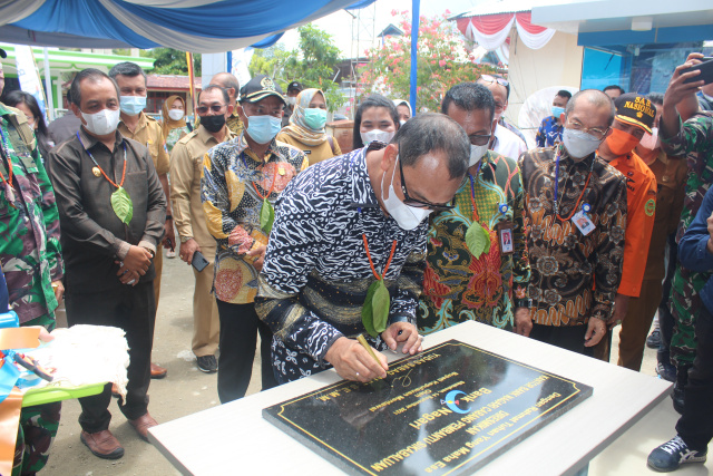 Bupati Kepulauan Mentawai Yudas Sabaggalet meresmikan Kantor Cabang Pembantu (Capem) Bank Nagari Sikabaluan Mentawai,