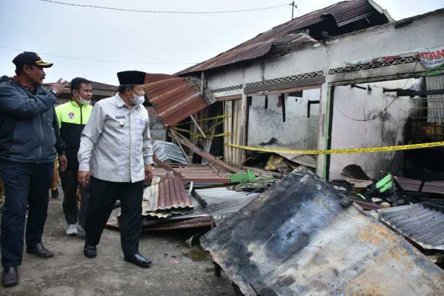 Bupati Agam, Dr. H. Andri Warman tinjau lokasi kebakaran di Pasar Baso.
