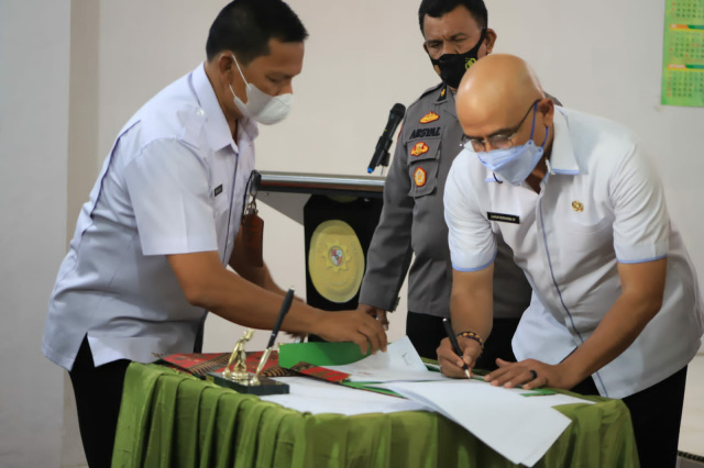 Penandatanganan nota kesepahaman atau MoU tentang penyediaan media informasi produk pelayanan pengadilan.