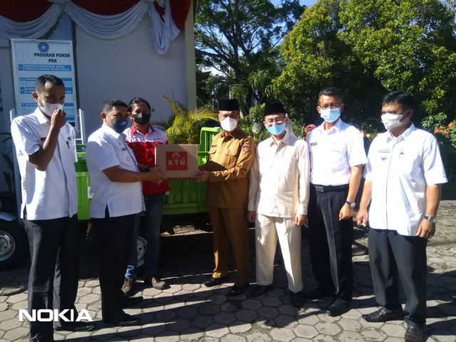 Wakil Walikota Bukittinggi Marfendi terima dua unit bantuan becak sampah dari Kementerian Lingkungan Hidup dan Kehutanan RI.