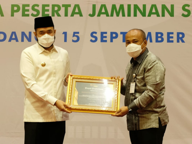 Deputi Direktur Wilayah Sumbar-Riau-Kepri BPJS Ketenagakerjaan Eko Yuyulianda serahkan piagam penghargaan kepada Walikota Padangpanjang, H. Fadly Amran
