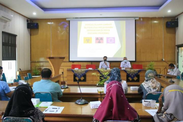 Suasana sosialisasi bahaya limbah B 3 ke Fasyankes di gelar Dinas Perkim Kota Padang Panjang, Rabu (15/9/2021) di Aula Bappeda setempat.