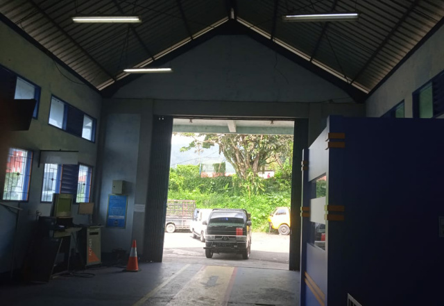Akibat rapat internal. Sejumlah kendaraan angkutan yang akan lakukan keur di UPTD PKB Dishub Kota Padang Panjang, Kamis (16/2021), terpaksa parkir dulu. Kata para sopir, kami telah ngantri lk_2 jam.