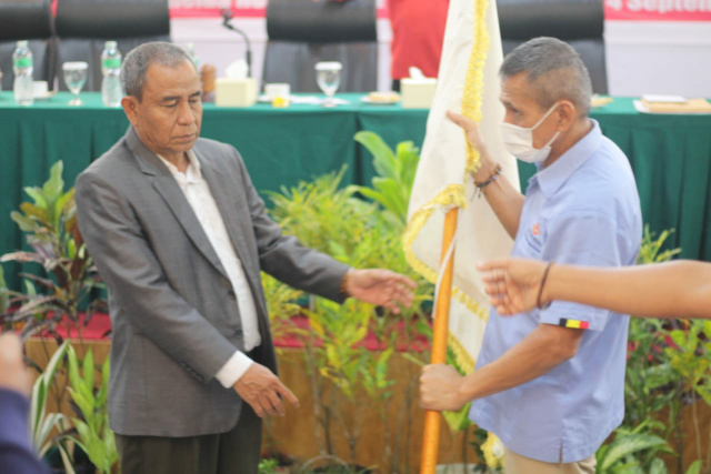 Ketua terpilih menerima bendera Pataka KONI dari Ketua KONI Sumbar