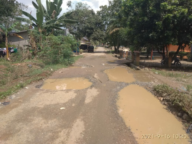 Kondisi jalan menuju Ponpes Pembangunan Pulau Punjung sudah rusak..