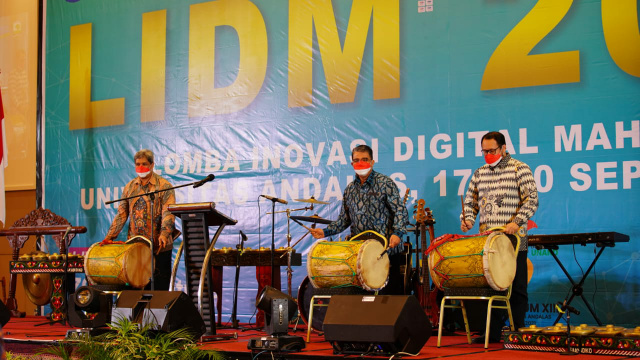 Rektor Universitas Andalas Prof. Dr. Yuliandri, SH.MH selaku tuan rumah bersama Rizal Alfian, S. Kom, MA Koordinator Pokja Puspresnas, dan Wakil Rektor III Universitas Andalas Ir. Insannul Kamil, Ph. D, membuka Lomba Inovasi Digital Mahasiswa (LIDM) Nasio