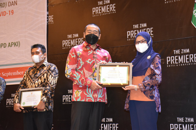 Wakil Gubernur Sumatera Barat (Sumbar) Audy Joinaldy, serahkan piagam penghargaan diterima langsung oleh Direktur Utama SPH dr. Selfi Farisha