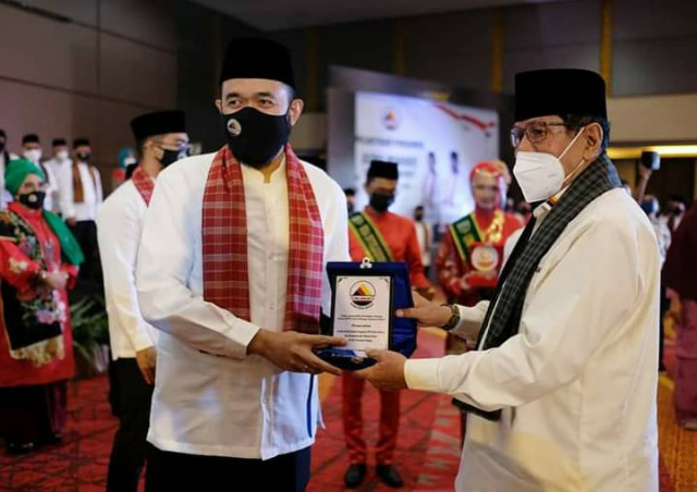 Fadly Amran saat menerima plakat Gebu Minang dipelantikannya sebagai Ketua DPW Gebu Minang Sumbar, Jumat malam di Truntum Hotel Padang, Sumatra Barat.