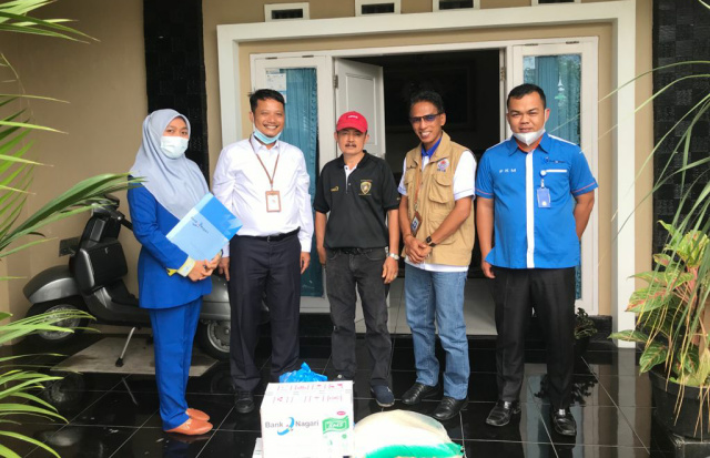 Bank Nagari cabang Bukittinggi yang memberikan bantuan langsung kepada korban kebakaran Pasa Bawah.