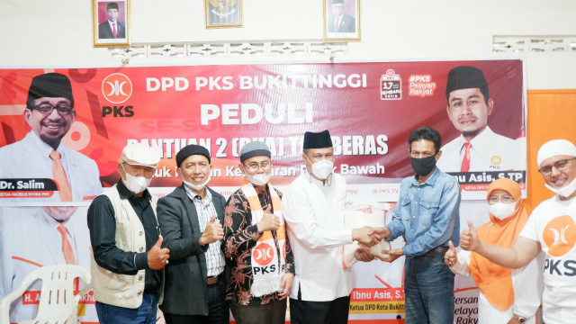 Partai Keadilan Sejahtera (PKS) Kota Bukittinggi melalui Bidang Kesejahteraan Sosial Dewan Pengurus Daerah (DPD) PKS Kota Bukittinggi menyerahkan bantuan beras sebanyak dua ton