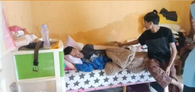 Dasril St. Pangeran 53 tahun dengan diagnosa mengidap penyakit asam lambung serta diabetes yang terpaksa dirawat di rumah karena tidak ada biaya.  