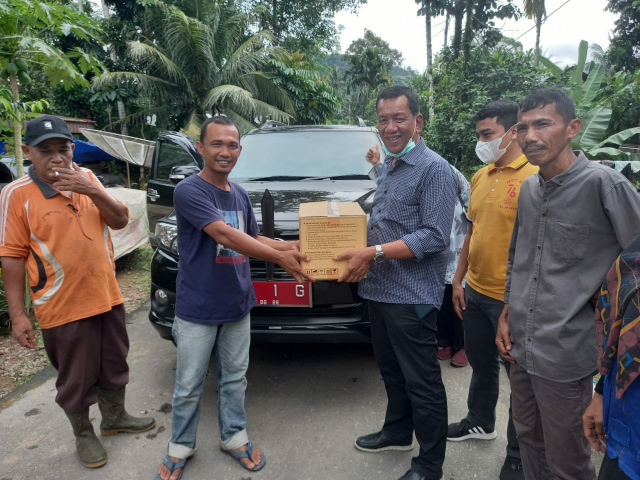 Bupati Pesisir Selatan, Rusma Yul Anwar meninjau masyarakat terdampak banjir di Lumpo Kecamatan IV Jurai